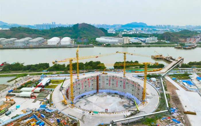 “定海神針”立珠江，徐工挑起超級工程建設大梁