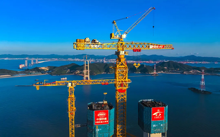 246.3米封頂！這座世界級跨海大橋“徐工造”