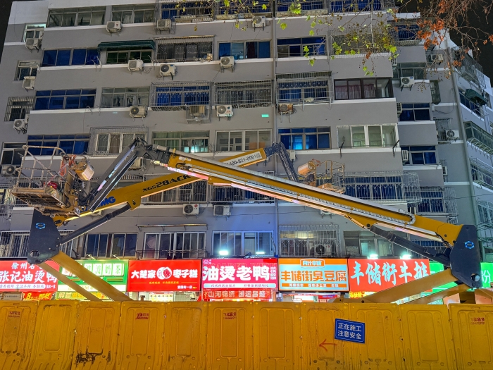 穿街過巷的“改造藝術家”！徐工電動直臂高空作業平臺精準施技豐儲街改造