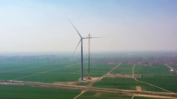 暴雨中橫走的 “鋼鐵巨獸”！徐工 4000 噸起重機撐起 160 米風電，這細節太硬核！