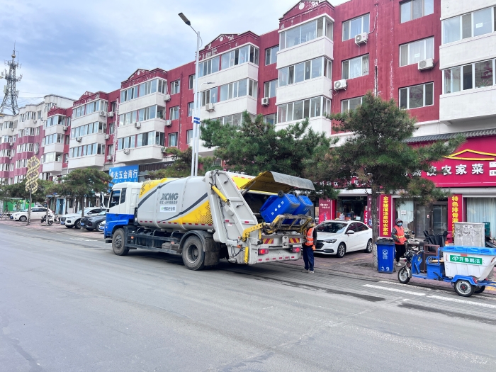 徐工18噸后裝壓縮式垃圾車在內蒙通遼市進行垃圾收轉運作業