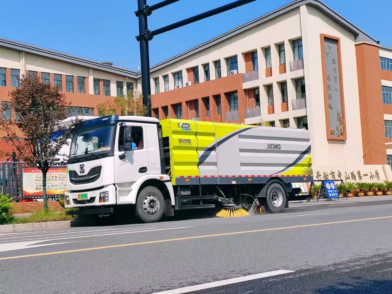 徐工洗掃車“硬核出擊”，開封中山路煥新升級