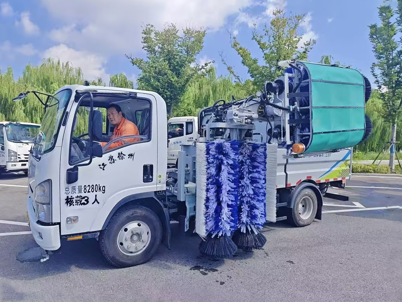 徐工護欄清洗車：智慧守護徐州經開區的“城市美學”