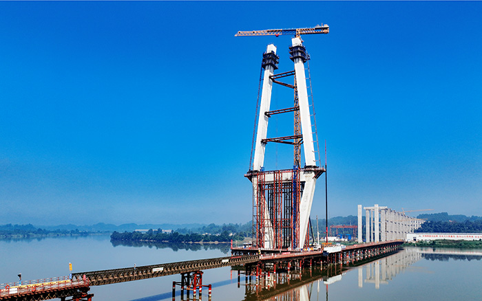 216.6米！徐工塔機助建漢陽湖岷江特大橋主塔封頂