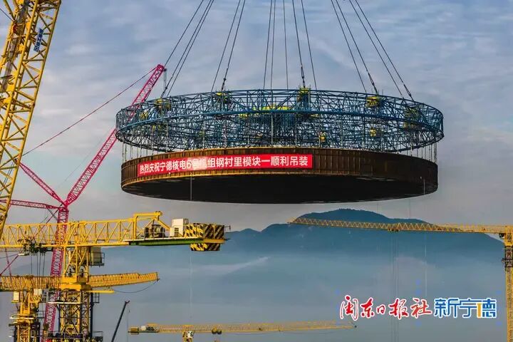 巨型“鍋蓋”升空！徐工2000噸級巨擘擎起核電新高度