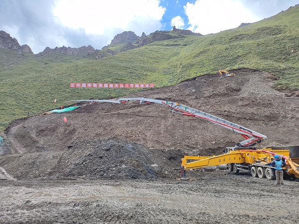 獨庫公路“云端澆筑”！徐工泵車在世界屋脊寫下中國精度
