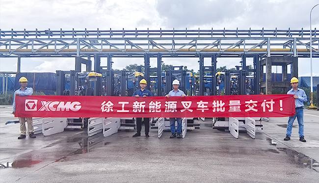 徐工孔雀大噸位叉車再次入駐造紙廠