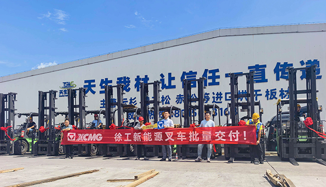 徐工孔雀系列叉車批量交付華東大型板材廠